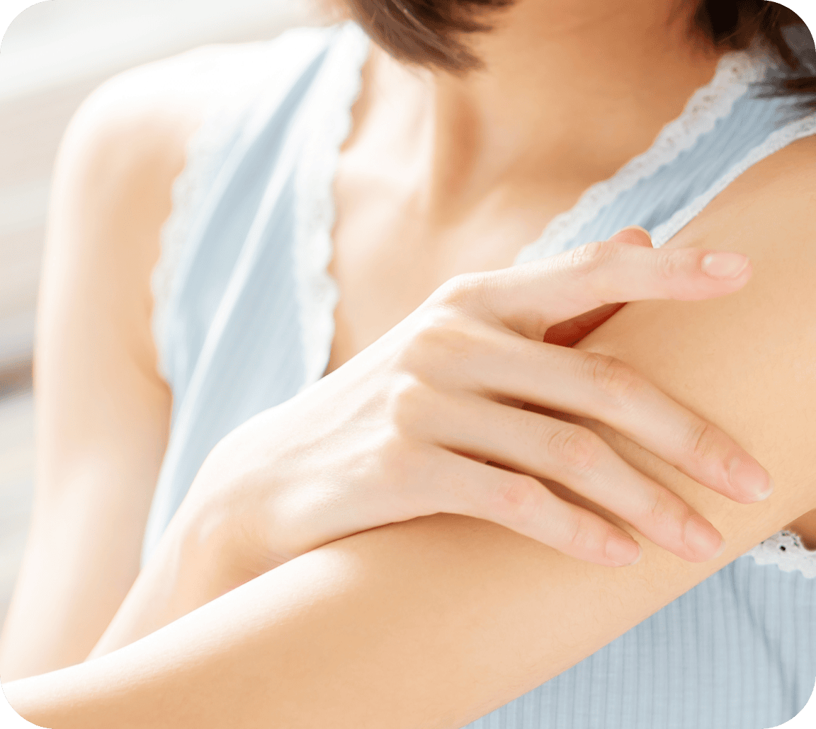 肌に触れている女性