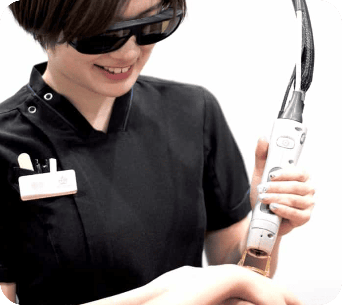 脱毛施術をしている看護師